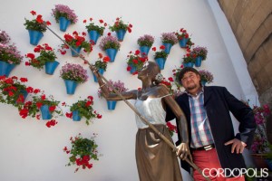 Escultura Patios y su artista en Córdoba