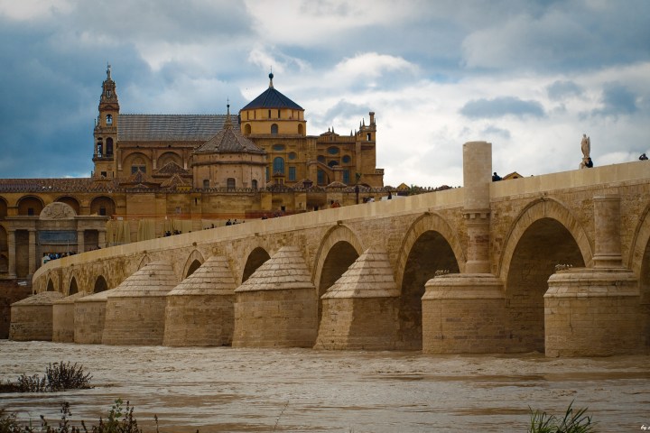 Puente romano y mezquita