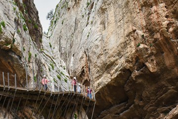 personas andando por el Caminito del Rey