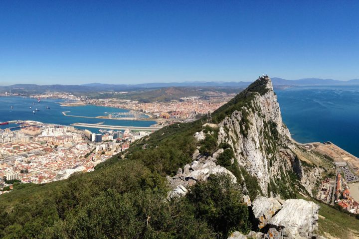 Peñón de Gibraltar con la península de fondo