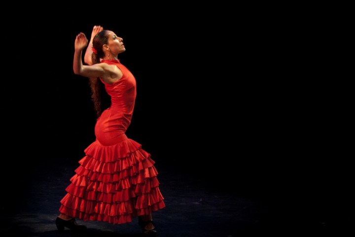 chica bailando flamenco con un vestido rojo