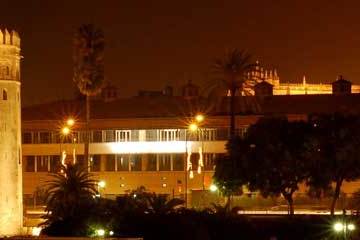 La Torre del Oro de noche