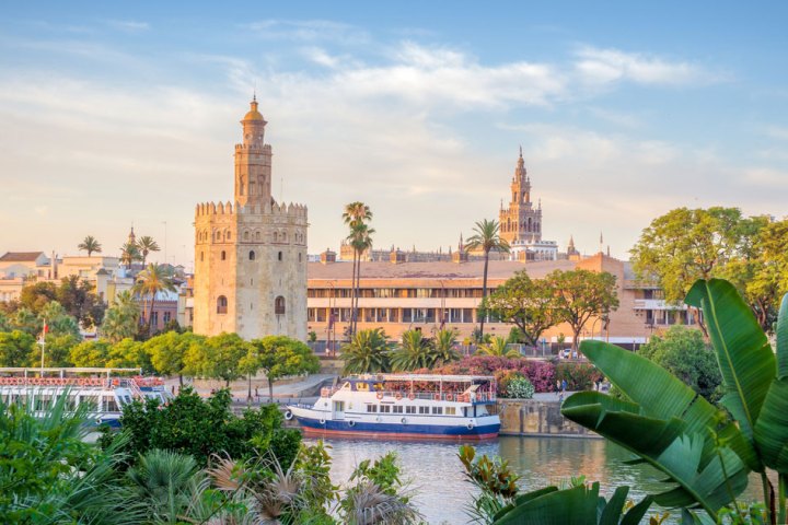 Torre del Oro en Sevilla con el Guadalquivir