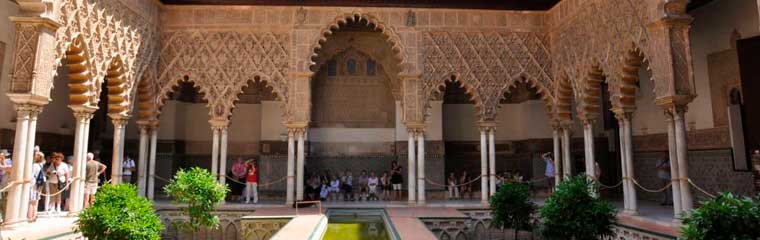 patio de los Reales Alcázares en Sevilla