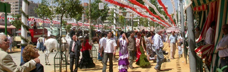 gente caminando en la Feria de Sevilla