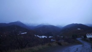 montañas nevadas de noche